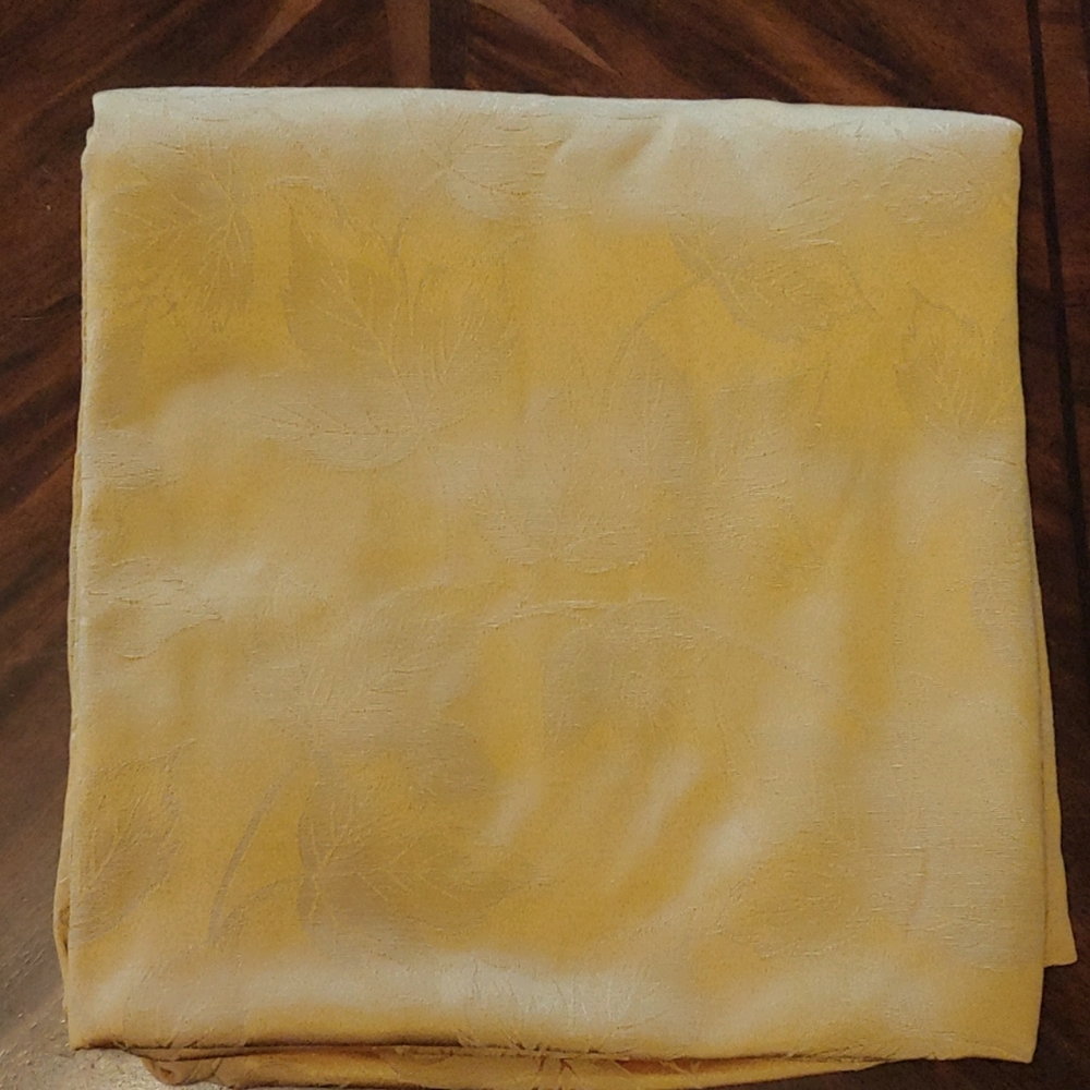 GUC - Croft & Barrow Tablecloth